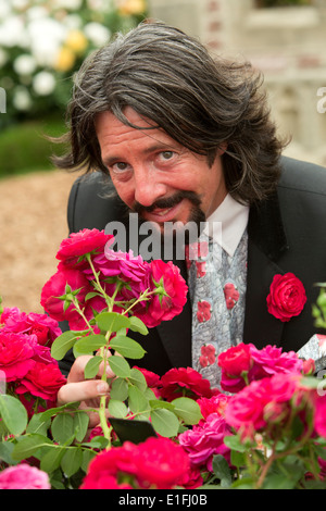 Laurence Llewelyn-Bowen avec brassard à froufrous rose au Chelsea Flower Show 2014 Banque D'Images