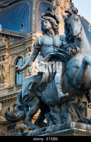 Statue de Louis XIV dans la cour du Musée du Louvre, Paris France Banque D'Images