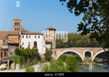 Rome, Italie. Isola Tiberina ou place d'Espagne avec le Ponte fabricio construit au premier siècle avant J.-C.. Banque D'Images