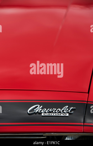 Chevrolet Camaro badge sur capot. Classic American car Banque D'Images