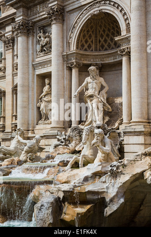 Rome, Italie. La fontaine de Trevi baroque du xviiie siècle conçu par Nicola Salvi. La figure centrale représente l'océan. Banque D'Images