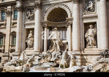 Rome, Italie. La fontaine de Trevi baroque du xviiie siècle conçu par Nicola Salvi. La figure centrale représente l'océan. Banque D'Images