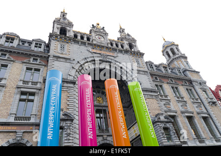 Piliers colorés en face de la gare centrale d'Anvers Banque D'Images