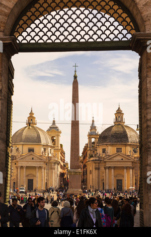 Rome, Italie. La Piazza del Popolo avec ses deux églises vu par la Porta del Popolo. Banque D'Images