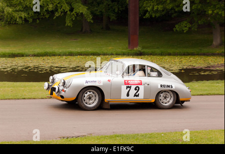 Un 1962 Porsche 356, en compétition dans la course de Sprint en 2014 Motorsport à l'endroit. Banque D'Images