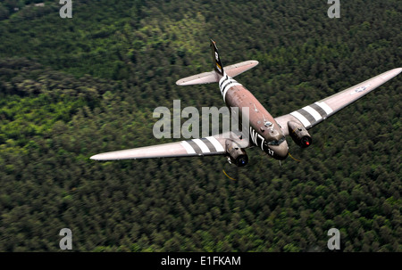 Historique d'un Douglas C-47 Skytrain transports avions peints de couleurs de la Royal Air Force, vole au-dessus de la campagne allemande le 30 mai 2014 sur le chemin de la base aérienne de Ramstein. Le C-47 participe à la DEUXIÈME GUERRE MONDIALE, y compris les activités d'anniversaire le 70e anniversaire du D-Day. Banque D'Images