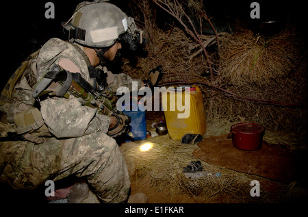 Les soldats de l'Armée nationale afghane, effectuer une recherche de nuit pour les insurgés talibans lors d'une opération menée conjointement avec des soldats de l'Armée US, le 8 août 2013 dans Zharay district, province de Kandahar, Afghanistan. Banque D'Images