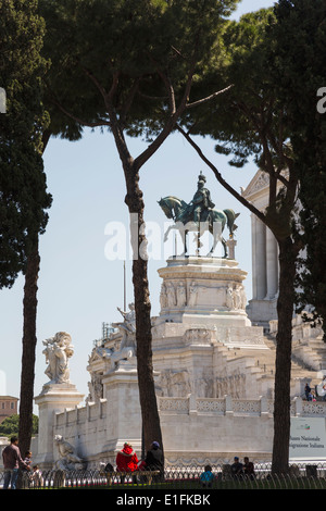 Rome, Italie. Monument de Vittorio Emanuele II, aussi connu sous le Vittoriano. Statue équestre de Vittorio Emanuele II. Banque D'Images