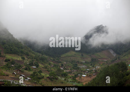 (140603) -- SANTA CRUZ VERAPAZ, le 3 juin 2014 (Xinhua) -- une vue générale du village, Pambach à Santa Cruz Verapaz township, dans l'Alta Verapaz, Guatemala, du ministère le 2 juin 2014. Le 2 juin 1982, les soldats de l'armée du Guatemala est arrivé à Pambach village, où 82 personnes ont disparu. L'Anthropologie médico-légale du Guatemala (FAFG Foundation, pour son sigle en espagnol), a identifié des vestiges de six d'entre eux, près de centre régional des Nations Unies des opérations de maintien de la formation, une ancienne base militaire au département d'Alta Verapaz, et livrés à leurs proches, selon la presse locale.(Xinhua/Luis Echev Banque D'Images