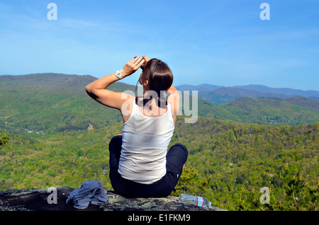 Une femme randonneur sur un belvédère à la recherche d'oiseaux. Banque D'Images