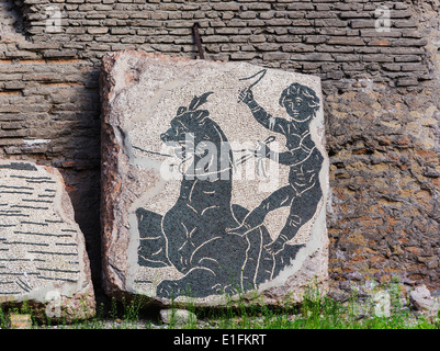 Rome, Italie. Thermes de Caracalla. Fragment de mosaïque de la palestre. Boy riding une sorte de monstre de mer. Banque D'Images