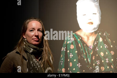 Munich, Allemagne. 06Th Juin, 2014. Ann-Christine Woehrl photographe pose à côté de l'un de ses images à l'exposition 'UN/SICHTBAR (lit. En/VISIBLE) - Les femmes survivre' acide à Munich, Allemagne, 03 juin 2014. Woehrl prend des photos de femmes qui ont été attaqués à l'acide d'incendie. L'exhibiiton se déroule du 06 juin 2014 jusqu'au 11 janvier 2015 au Musée national d'Ethnologie de Munich. Photo : SVEN HOPPE/DPA/Alamy Live News Banque D'Images