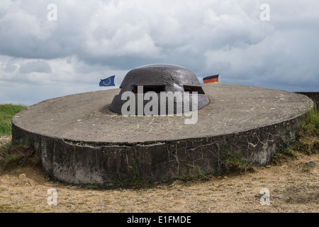 Verdun, France. L'ÈRE DE LA PREMIÈRE GUERRE MONDIALE une copule blindée à Fort Douaumont, avec un drapeau français et un drapeau allemand dans l'arrière-plan. Banque D'Images