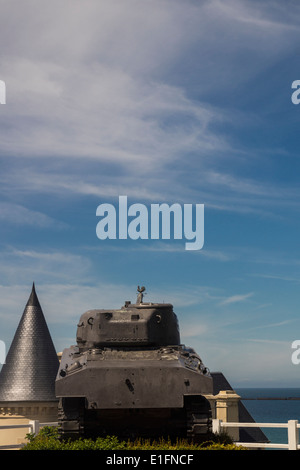 Les bains,Arromanche normandie. Les Sherman domine la ville et les vestiges du port artificiel 'Mulberry'. Banque D'Images