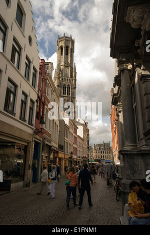 Les touristes sur Breidelstraat, avec le Beffroi, la tour de Belfort, dans l'arrière-plan, Bruges, Belgique Banque D'Images