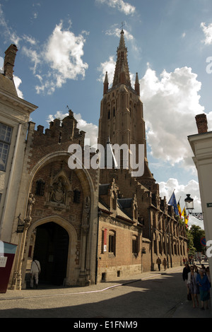 Église Notre Dame et l'entrée de la Gruuthusemuseum, Bruges, Belgique Banque D'Images