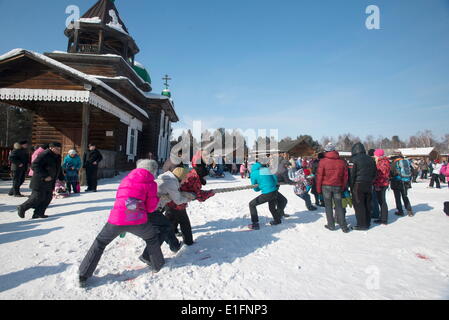 Célébrer le festival de sibériens Maslenitsa avec jeux de plein air tels que le remorqueur de la guerre, d'Irkoutsk, en Sibérie, la Russie, l'Eurasie Banque D'Images