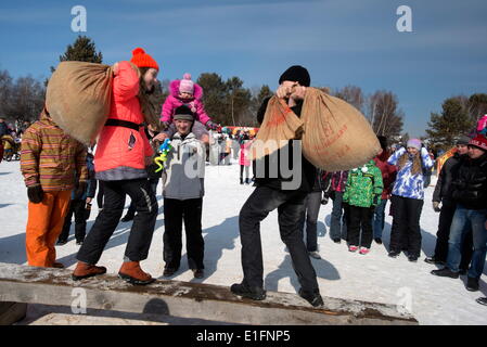 Célébrer le festival de sibériens Maslenitsa avec jeux de plein air, Irkoutsk, en Sibérie, la Russie, l'Eurasie Banque D'Images