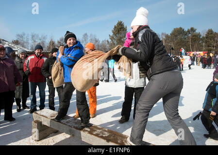 Célébrer le festival de sibériens Maslenitsa avec jeux de plein air, Irkoutsk, en Sibérie, la Russie, l'Eurasie Banque D'Images