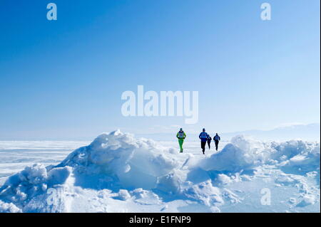 Les coureurs de la 10e Marathon, faire de la glace Baïkal sur la surface gelée du lac le plus grand du monde, en Sibérie, Russie, Oblast d'Irkoutsk Banque D'Images