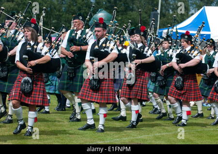 Massé "pipers of the Lisbon and District pipe band écossais, les Jeux des Highlands, Ecosse, Royaume-Uni, Europe Banque D'Images