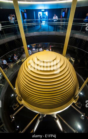 L'écoute géant amortisseur de dans la tour Taipei 101, Taipei, Taiwan, l'Asie Banque D'Images