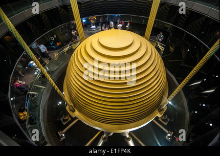 L'écoute géant amortisseur de dans la tour Taipei 101, Taipei, Taiwan, l'Asie Banque D'Images