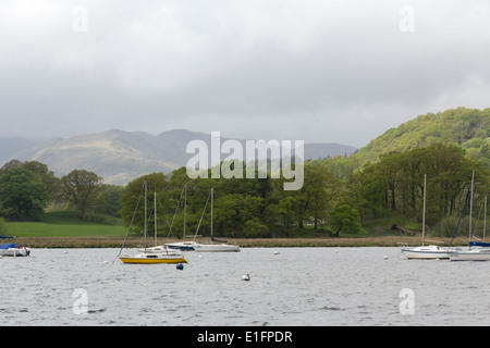 Yachts amarrés près de Ambleside sur le lac Windermere dans le Lake District sur une breezy et gris nuageux matin à la fin du printemps. Banque D'Images