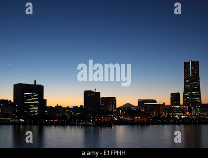 La ville de Yokohama, Japon skyline at sunset Banque D'Images