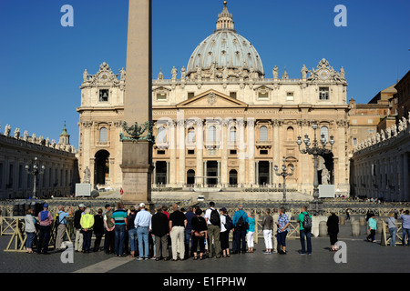 Italie, Rome, place Saint-Pierre, groupe de touristes Banque D'Images