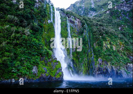 Grande cascade du Milford Sound, Fiordland National Park, site du patrimoine mondial de l'UNESCO, l'île du Sud, Nouvelle-Zélande, Pacifique Banque D'Images