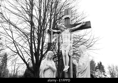 Jésus en croix statue sur un cimetière Banque D'Images