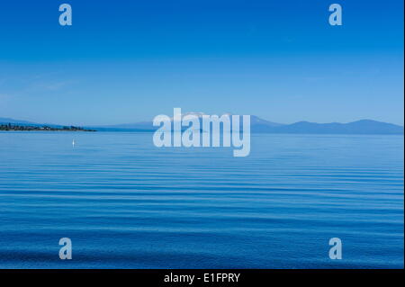 Les eaux bleues du lac Taupo avec le Parc National de Tongariro en arrière-plan, de la région de Waikato, Nouvelle-Zélande, île du Nord Banque D'Images