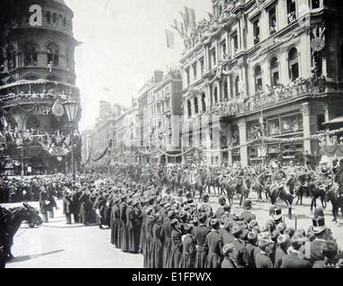 Photo de la procession du Jubilé de diamant entrant Horse Guards de Whitehall à Londres. La cérémonie a marqué le jubilé de diamant de la reine Victoria (1819 - 1901). Datée 1897 Banque D'Images