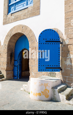 Avis de Cafe maure construit dans une partie des anciens murs de la ville qui entourent l'ancienne médina à Casablanca au Maroc. Banque D'Images