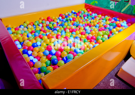 Boules De Couleur Dans Une Piscine A Balles D Une Aire De Jeux Pour Enfants Photo Stock Alamy Boules De Couleur Dans Une Piscine A Balles D Une Aire De Jeux Pour Enfants Photo Stock Alamy
