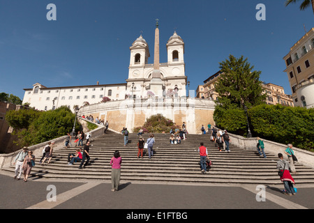 L'église de Trinita dei Monti en haut de la place d'Espagne, Rome Italie Europe Banque D'Images