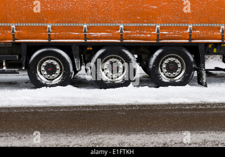 Roues d'une remorque en stationnement en hiver Banque D'Images