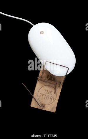 Vieux bois mousetrap numérique pré servant à capter de nouvelles souris de l'ordinateur de la technologie moderne Banque D'Images