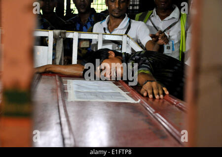 Dhaka, l'Arabie Saoudite. 13 mai, 2014. Un parent d'une victime pleure après les corps des migrants bangladais est arrivé à l'Aéroport International Hazrat Shahjalal de l'Arabie saoudite à Dhaka, Bangladesh, le 3 juin 2014. Au moins neuf ressortissants du Bangladesh ont été tués dans un incendie, accident dans une usine de fabrication de meubles à Riyad, la capitale de l'Arabie saoudite, le 13 mai 2014. © Shariful Islam/Xinhua/Alamy Live News Banque D'Images