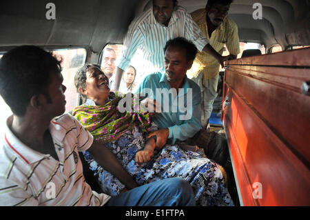 Dhaka, l'Arabie Saoudite. 13 mai, 2014. Un parent d'une victime pleure après les corps des migrants bangladais est arrivé à l'Aéroport International Hazrat Shahjalal de l'Arabie saoudite à Dhaka, Bangladesh, le 3 juin 2014. Au moins neuf ressortissants du Bangladesh ont été tués dans un incendie, accident dans une usine de fabrication de meubles à Riyad, la capitale de l'Arabie saoudite, le 13 mai 2014. © Shariful Islam/Xinhua/Alamy Live News Banque D'Images