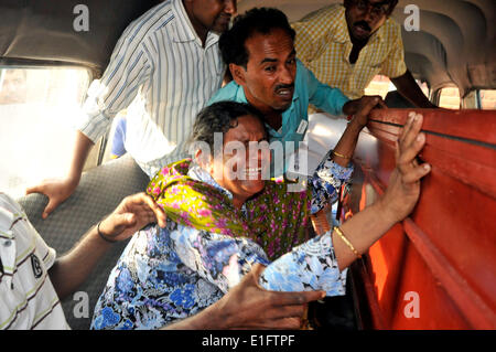 Dhaka, l'Arabie Saoudite. 13 mai, 2014. Un parent d'une victime pleure après les corps des migrants bangladais est arrivé à l'Aéroport International Hazrat Shahjalal de l'Arabie saoudite à Dhaka, Bangladesh, le 3 juin 2014. Au moins neuf ressortissants du Bangladesh ont été tués dans un incendie, accident dans une usine de fabrication de meubles à Riyad, la capitale de l'Arabie saoudite, le 13 mai 2014. © Shariful Islam/Xinhua/Alamy Live News Banque D'Images