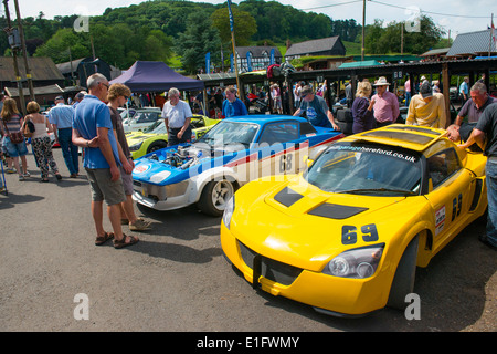 Voitures de sport dans le paddock à Shelsley Walsh motor racing Hill Climb Angleterre Worcestershire Banque D'Images