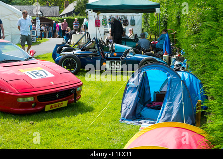 Les voitures de course dans le paddock à Shelsley Walsh speed Hill Climb Angleterre Worcestershire Banque D'Images