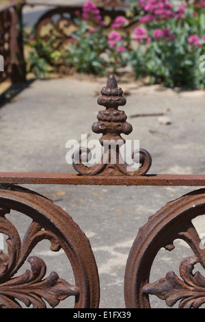 Libre d'une section de gate entourant une tombe de San Juan Bautista, en Californie. Banque D'Images