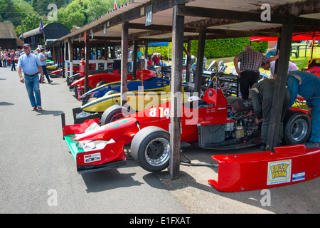 Les voitures de course dans le paddock à Shelsley Walsh Hill Climb le Worcestershire England UK Banque D'Images