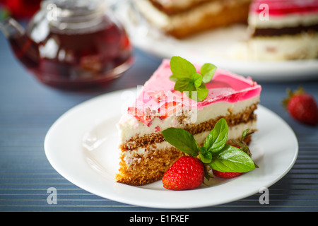 Gâteau au miel avec des fraises décorées à la menthe Banque D'Images