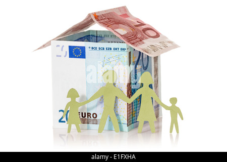 La famille et leur maison en euro banknotes sur fond blanc Banque D'Images