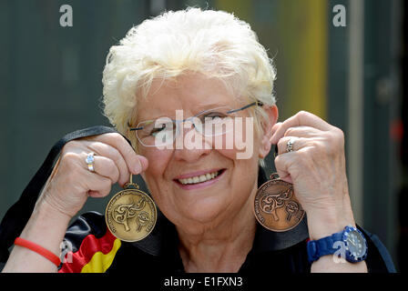 Düsseldorf, Allemagne. 09Th Juin, 2014. Joueur de tennis de table exclusif - Marianne Blasberg (84) tient son or et bronze à la Table de ping-pong Leistungszentrum à Duesseldorf, Allemagne, 02 juin 2014. Elle a joué pour Friedrichstaedter PLAT Duesseldorf et est devenu champion du monde en simple dans la classe d'âge (80-84) à la 17e tennis de table championnats du monde à Auckland, Nouvelle-Zélande entre 12 et 17 mai 2014. Elle a remporté le bronze en double. Photo : HORST OSSINGER/dpa/Alamy Live News Banque D'Images