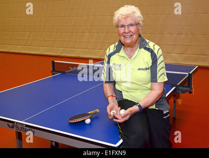 Düsseldorf, Allemagne. 09Th Juin, 2014. Joueur de tennis de table exclusif - Marianne Blasberg (84) pose à la Table de ping-pong Leistungszentrum à Duesseldorf, Allemagne, 02 juin 2014. Elle a joué pour Friedrichstaedter PLAT Duesseldorf et est devenu champion du monde en simple dans la classe d'âge (80-84) à la 17e tennis de table championnats du monde à Auckland, Nouvelle-Zélande entre 12 et 17 mai 2014. Elle a remporté le bronze en double. Photo : HORST OSSINGER/dpa/Alamy Live News Banque D'Images